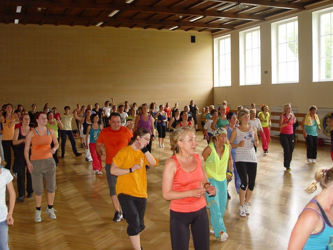 „Schwitzen für die Philippinen“ – Einladung zur Benefiz-Zumba am Sonntag in der Sporthalle Lochau. „Schwitzen für die Philippinen“ – Einladung zur Benefiz-Zumba am Sonntag in der Sporthalle Lochau.