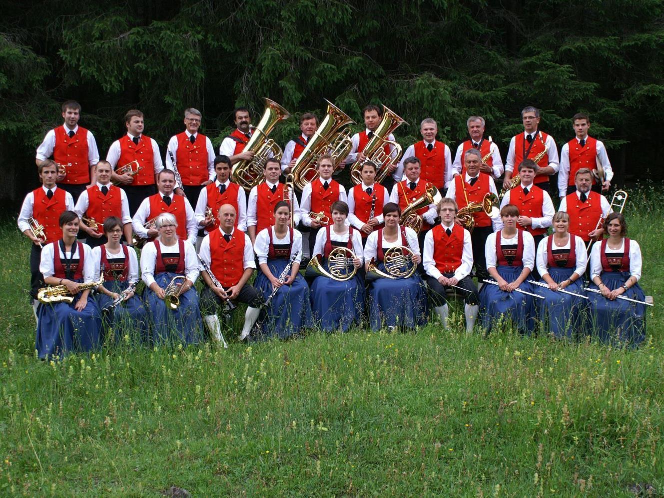 Gut gelaunte Musikanten spielen in Schoppernau auf.