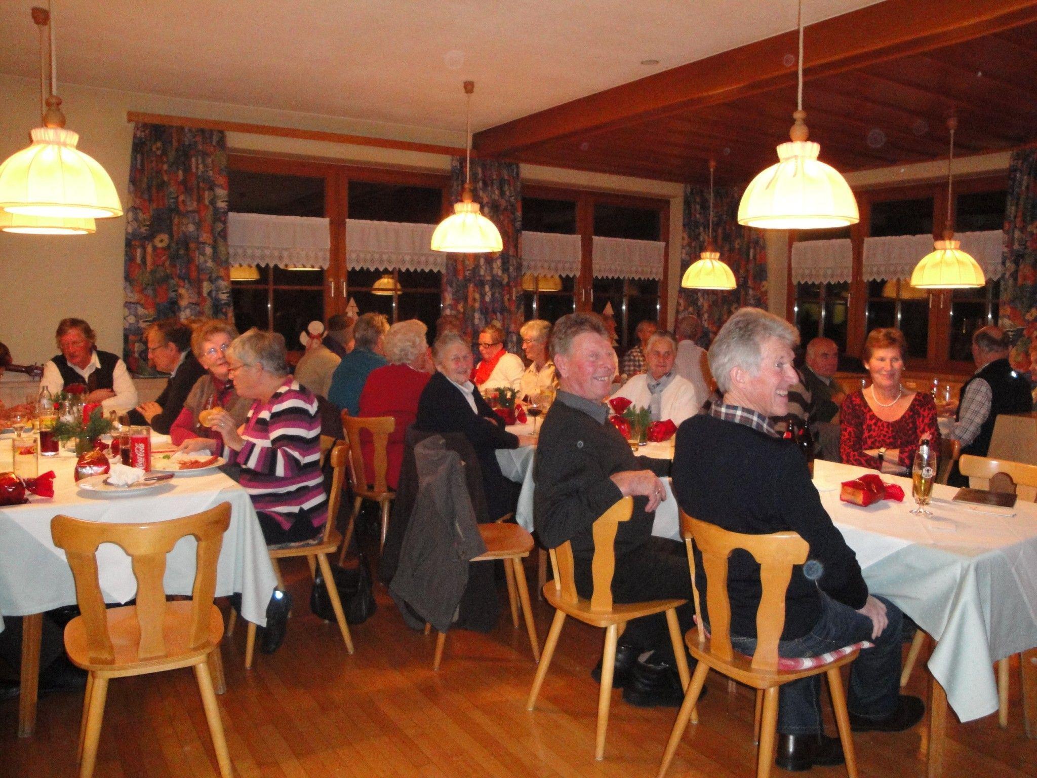 Fröhliches Beisammensein bei den Pensionisten der Ortsgruppe Mittel/Hinterwald Fröhliches Beisammensein bei den Pensionisten der Ortsgruppe Mittel/Hinterwald
