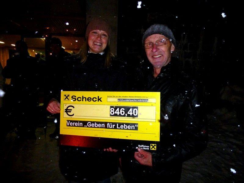 Brigitte Bilgeri nahm stellvertretend den Scheck für "Geben für Leben" aus den Händen von Organisator Johann Giselbrecht entgegen.