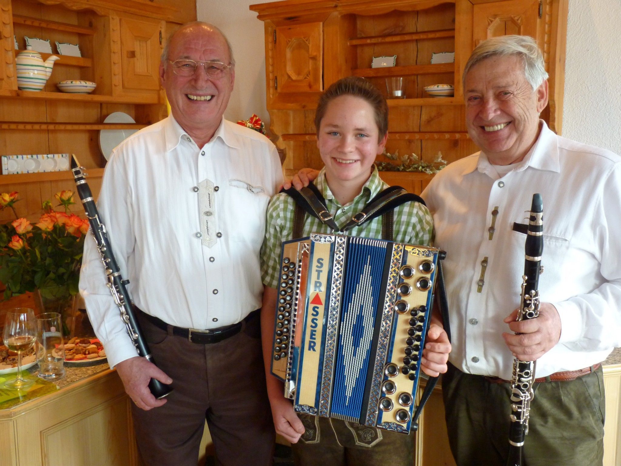 Das Bludenzer Klarinettenduo Pepi Auer und Elmar Fitsch mit dem Jungmusikanten Mathias Gassner anlässlich der Adventfeier von Senioren-Aktiv-Bürserberg. Das Bludenzer Klarinettenduo Pepi Auer und Elmar Fitsch mit dem Jungmusikanten Mathias Gassner anlässlich der Adventfeier von Senioren-Aktiv-Bürserberg.