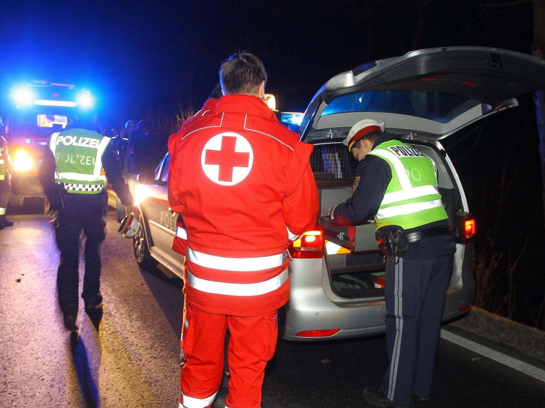 Zwei Männer nach Discobesuch überfallen.