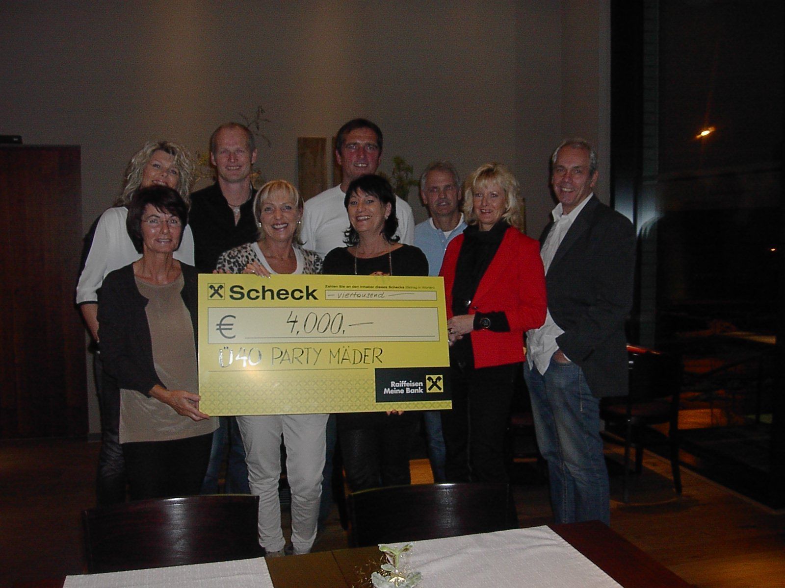 Mit Freude überreichte das engagierte „Ü40-Team“ Inge Sulzer (l.) einen Scheck in Höhe von 4.000 Euro. Mit Freude überreichte das engagierte „Ü40-Team“ Inge Sulzer (l.) einen Scheck in Höhe von 4.000 Euro.