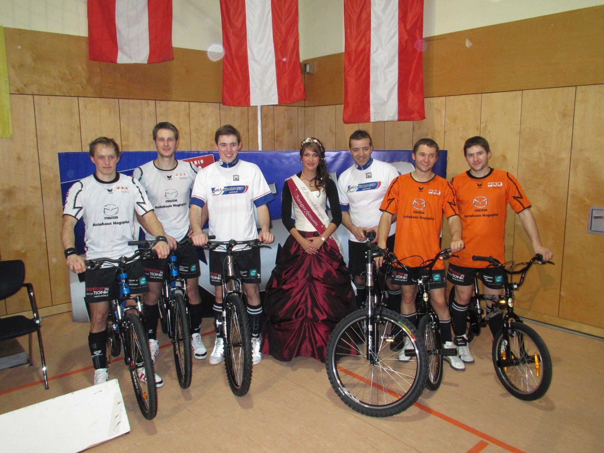 Historischer Triple-Erfolg der Höchster Radballer beim WC Finale in Sangershausen. Historischer Triple-Erfolg der Höchster Radballer beim WC Finale in Sangershausen.
