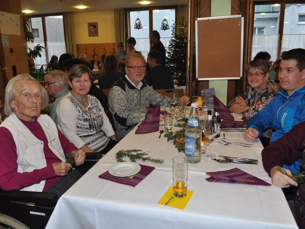 Die Bewohner freuten sich, ihre Angehörigen zur Weihnachtsfeier willkommen heißen zu dürfen. Die Bewohner freuten sich, ihre Angehörigen zur Weihnachtsfeier willkommen heißen zu dürfen.