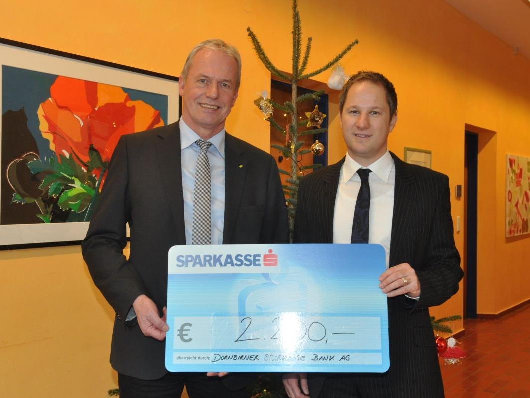Filialleiter Rainer Dietrich stellte sich mit einem Scheck von 2.200 Euro zugunsten des Altacher Sozialfonds ein.