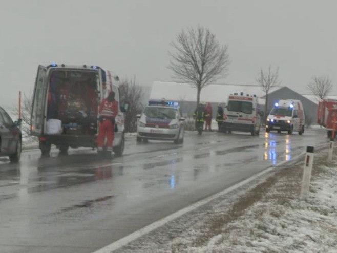 Eine Wienerin wurde bei einem Unfall auf der B4 bei Stockerau schwer verletzt.