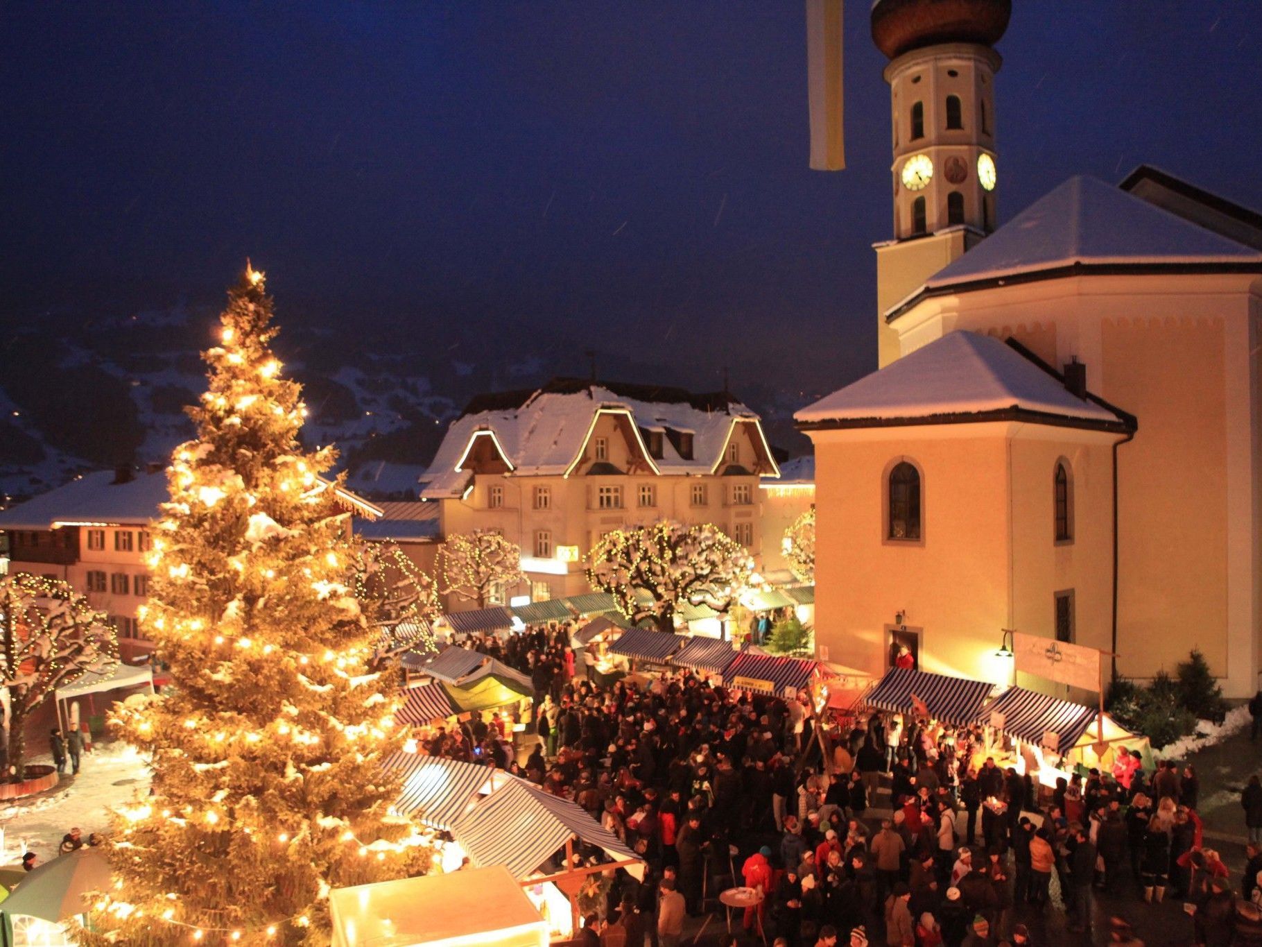 Der silbrige Sontig Markt in Schruns als Publikumsmagnet und beliebter Treffpunkt in der Adventzeit