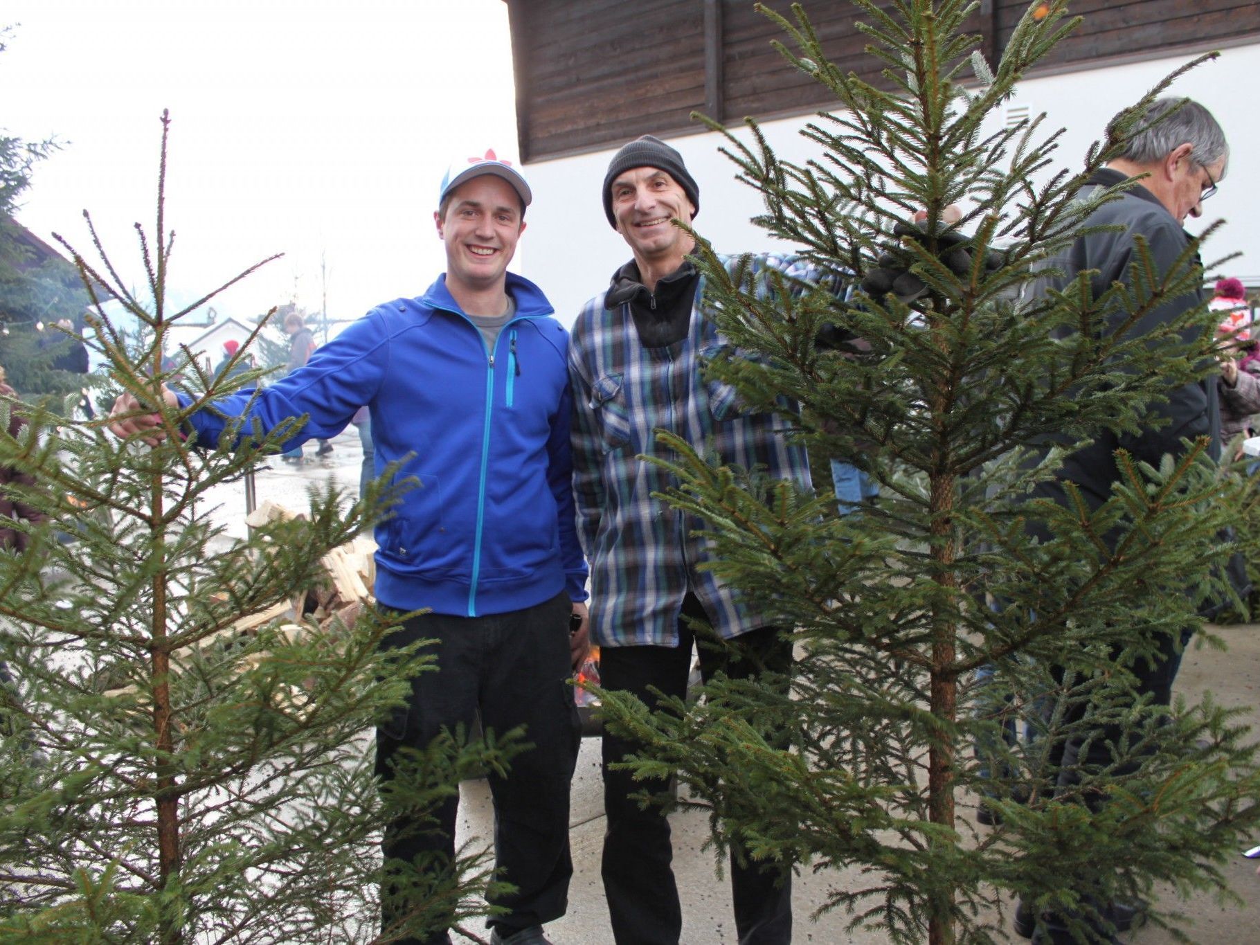 Die heimischen Christbäume konnten traditionsgemäß beim Christbaummarkt in Empfang genommen werden. Die heimischen Christbäume konnten traditionsgemäß beim Christbaummarkt in Empfang genommen werden.