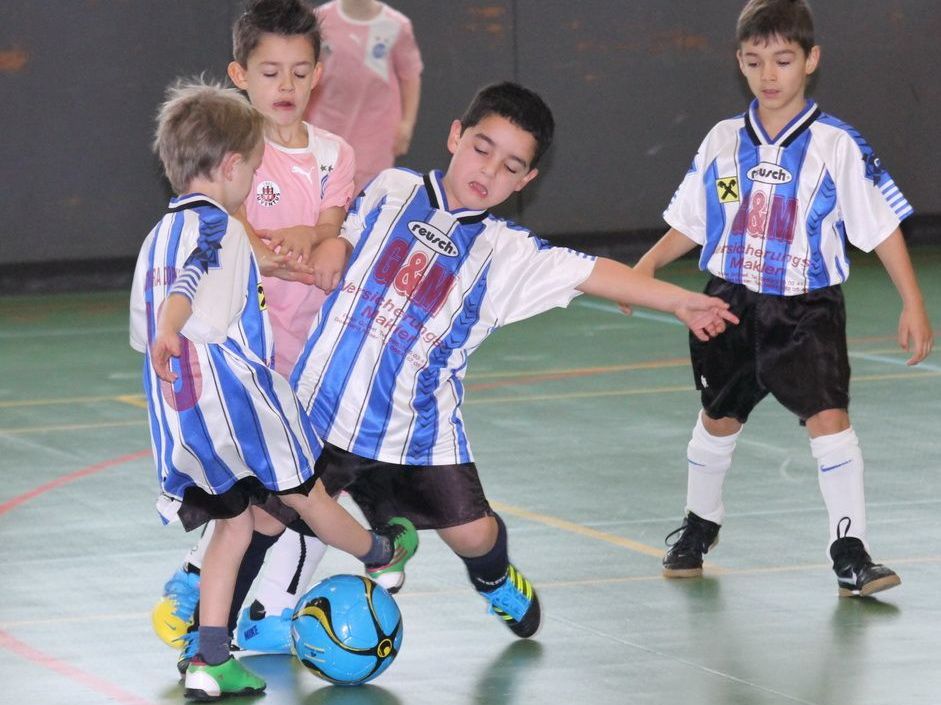 Spaß, Freude und die ersten Gehversuche für die U-7-Kicker beim Hallenturnier in Hohenems. Spaß, Freude und die ersten Gehversuche für die U-7-Kicker beim Hallenturnier in Hohenems.