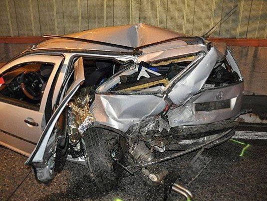 Eines der Unfallautos nach dem Crash auf der A23 Eines der Unfallautos nach dem Crash auf der A23