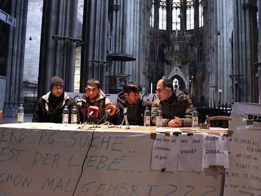 Beim Pressetermin in der Votivkirche: Flüchtlinge stellen Forderungen Beim Pressetermin in der Votivkirche: Flüchtlinge stellen Forderungen