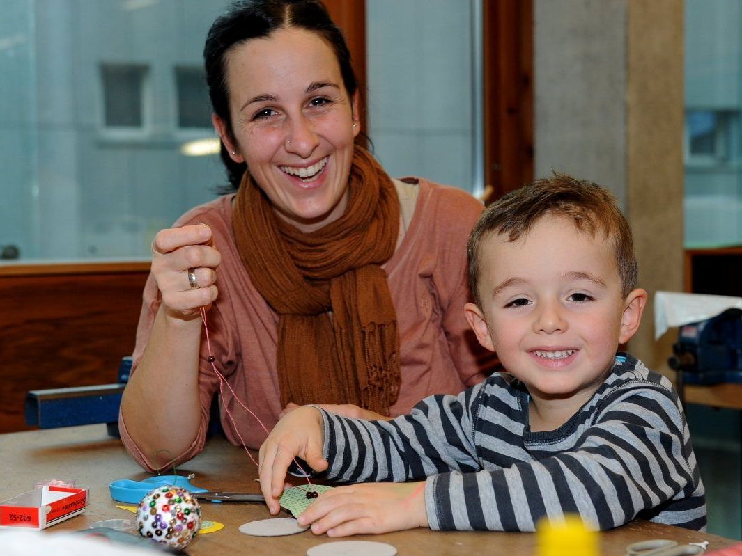 Klein und Groß hatten beim Bastelnachmittag ihren Spaß. Klein und Groß hatten beim Bastelnachmittag ihren Spaß.