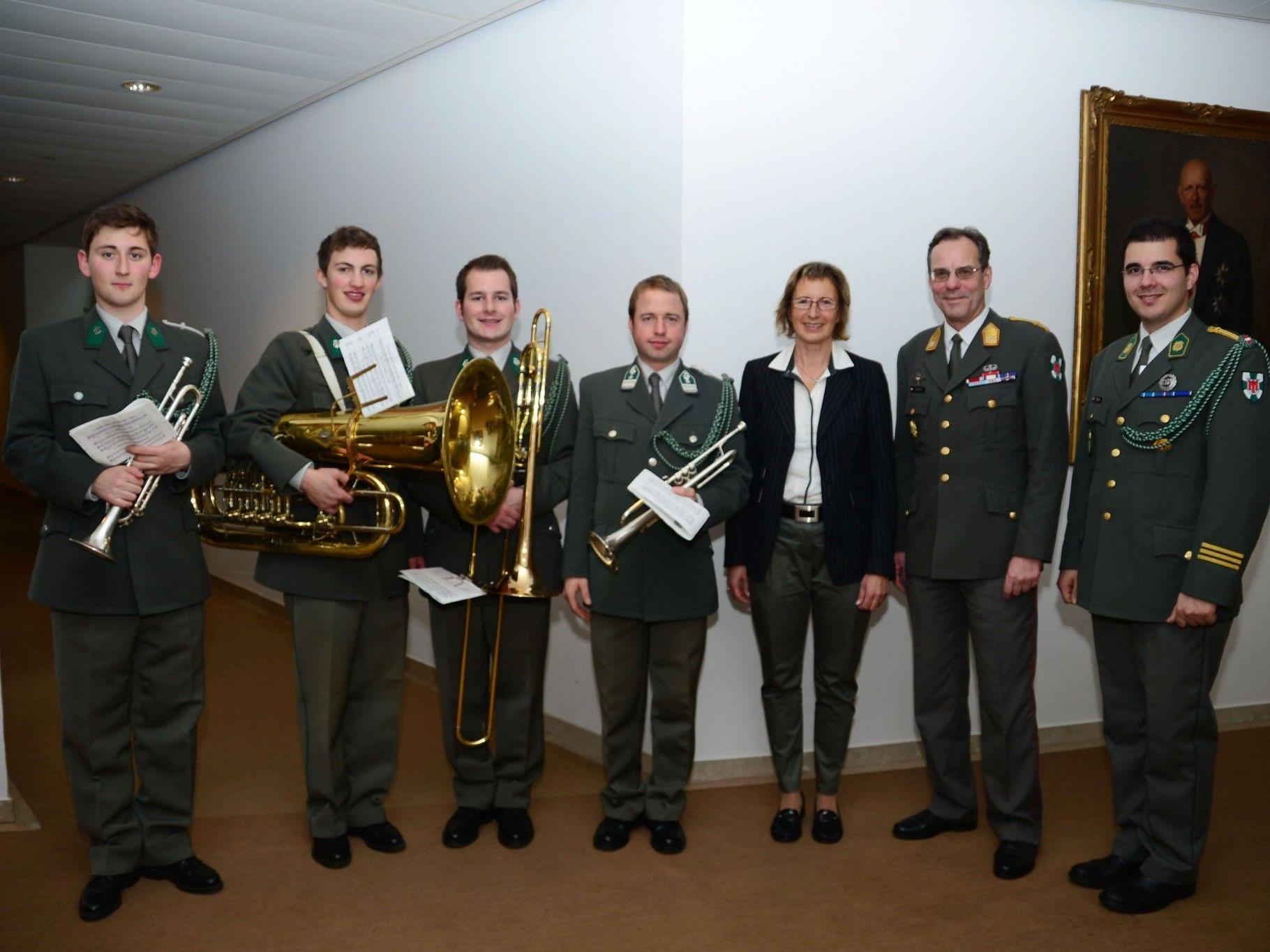LTP Nußbaumer mit Brigadier Konzett und der Abordnung der Militärmusik mit Hauptmann Öller.