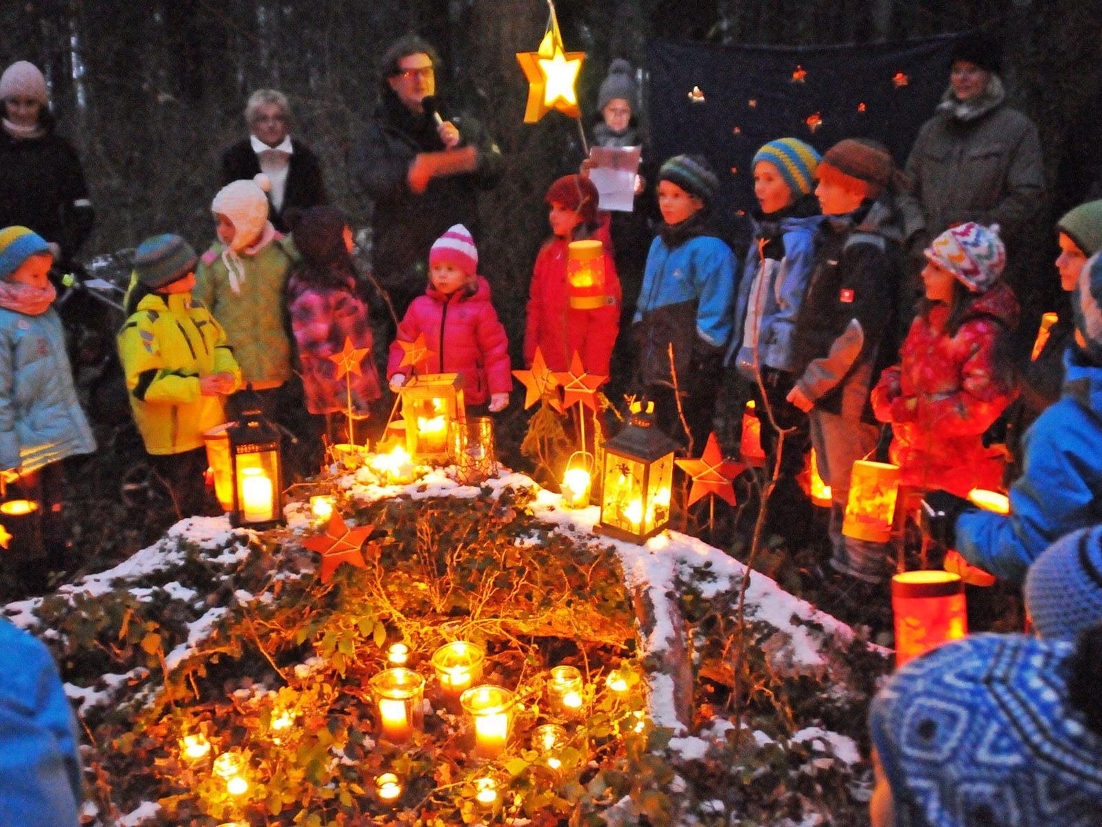 Einstimmung in den Advent bei Kerzenlicht im Rheinholz in Gaißau
