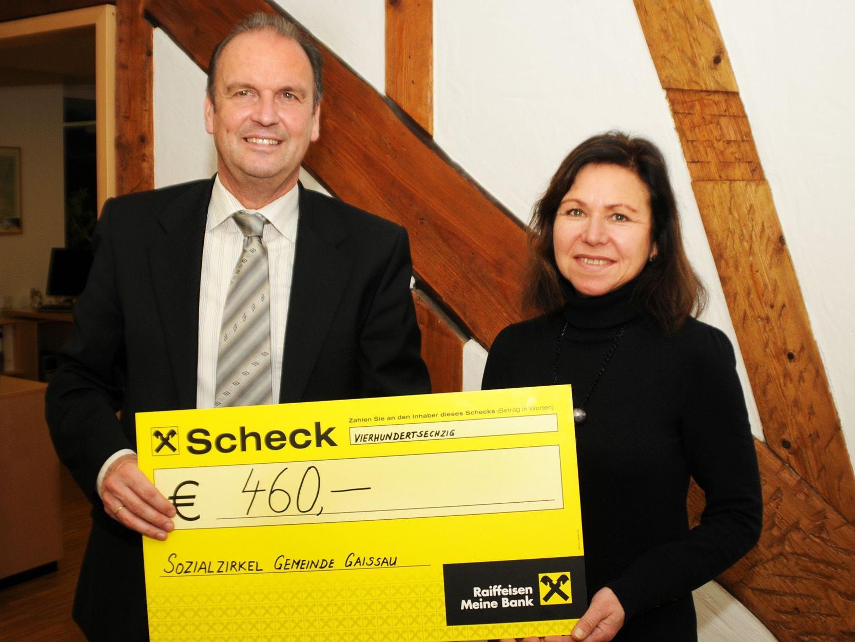 Bürgermeister Reinhold Eberle und DGKS Judith Lutz mit dem Spendenscheck für die Krebshilfe