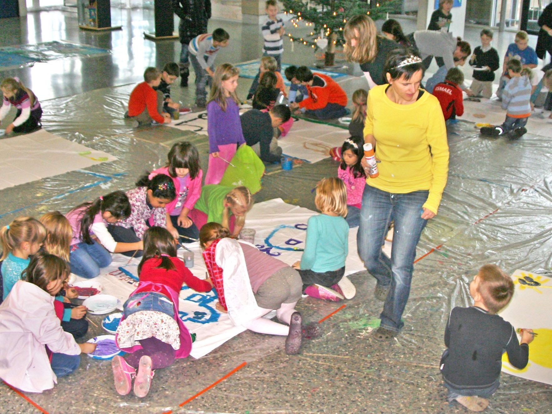 Prinzsssin Christine bei der Malaktion mit Bregenzer Volksschulkindern Prinzsssin Christine bei der Malaktion mit Bregenzer Volksschulkindern