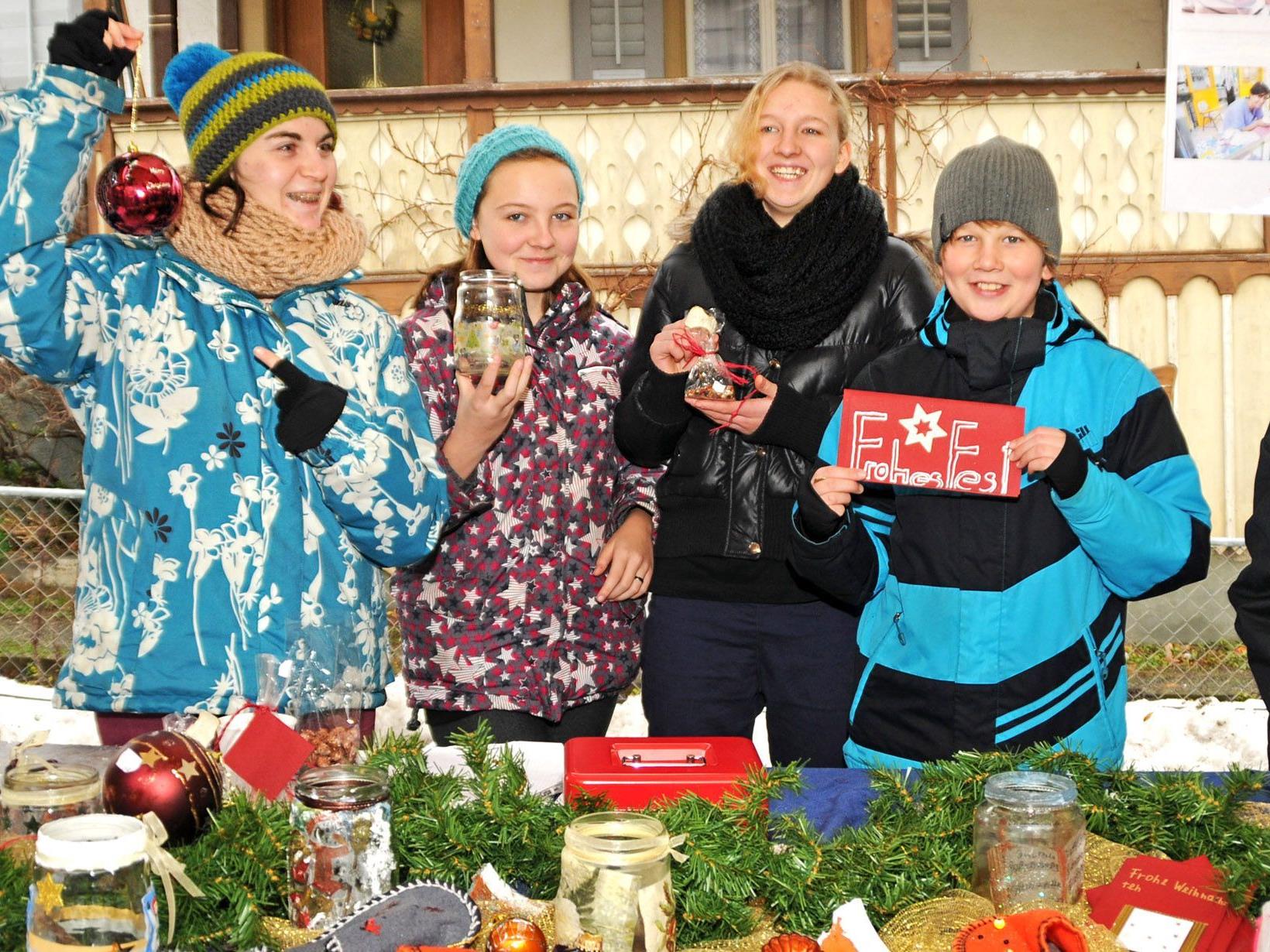 Gaißauer Firmlinge präsentieren das Angebot bei ihrem Markstand am Weihnachtsmarkt
