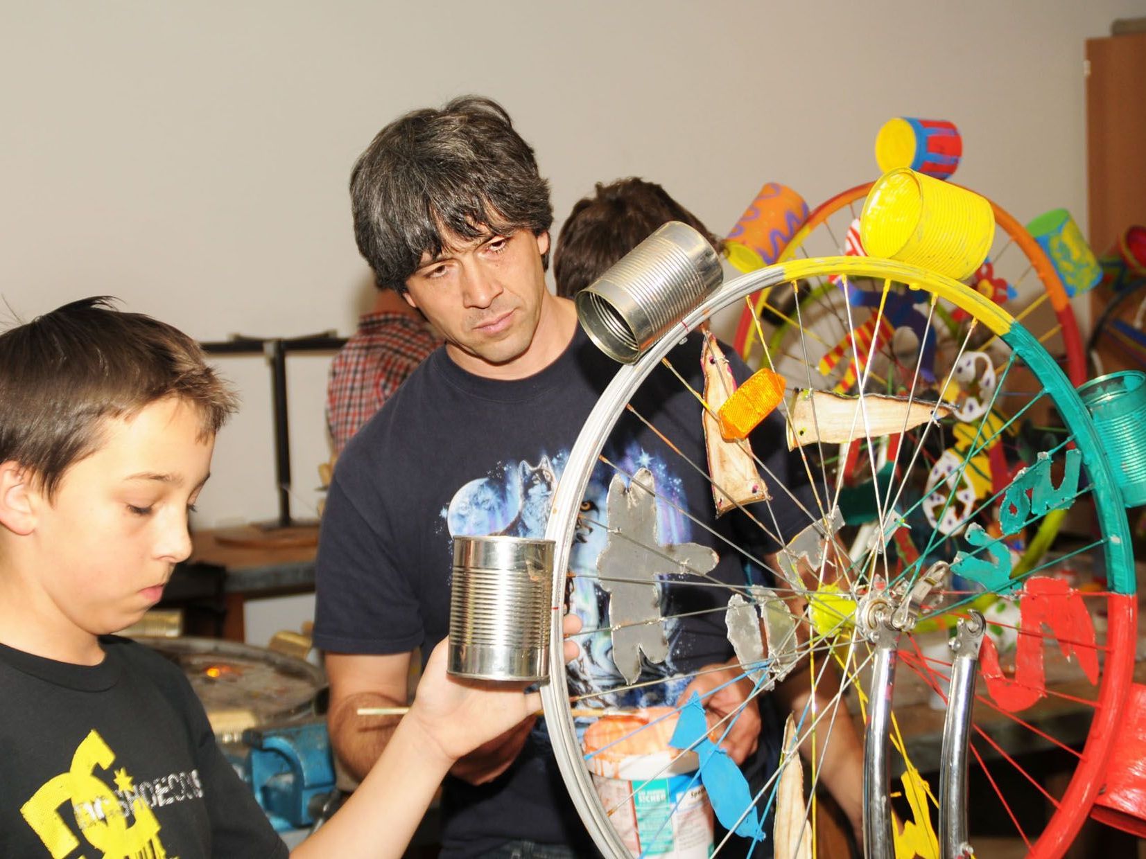 Künstler Mirko Siakkou-Flodin arbeitet mit Höchster Mittelschülern an dre dynamischen Wasserskulptur. Künstler Mirko Siakkou-Flodin arbeitet mit Höchster Mittelschülern an dre dynamischen Wasserskulptur.