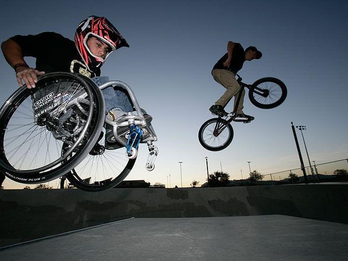 Aaron nutzt seinen Rollstuhl als Sportgerät und wurde damit weltberühmt.