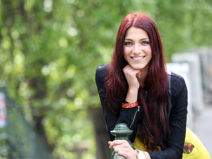 Amina freut sich auf besinnliche Weihnachten mit ihrer Mama. Amina freut sich auf besinnliche Weihnachten mit ihrer Mama.