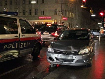 Unfall am Dienstag: Ein Polizeiwagen und ein Auto waren zusammengestoßen. Unfall am Dienstag: Ein Polizeiwagen und ein Auto waren zusammengestoßen.
