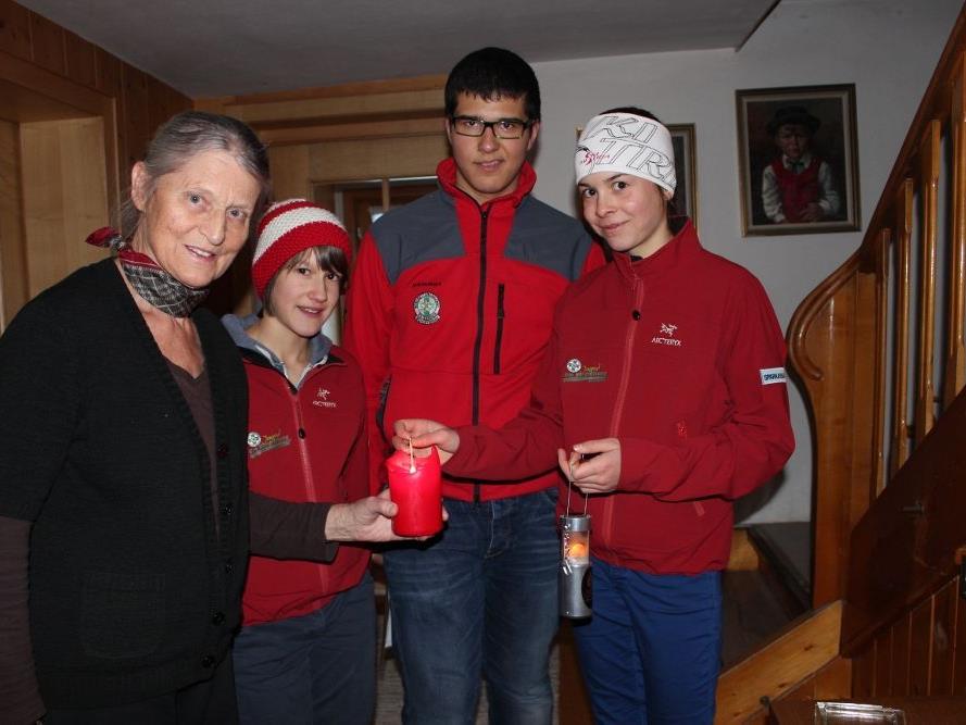 Anni bekam das Friedenslicht von den jungen Bergrettern Michaela, Stefan und Magdalena. Anni bekam das Friedenslicht von den jungen Bergrettern Michaela, Stefan und Magdalena.