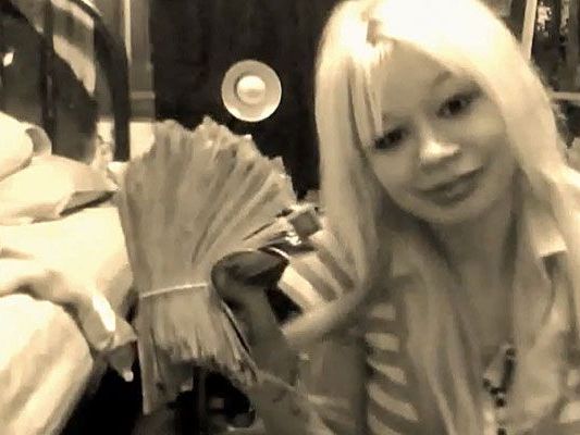 Die 19-Jährige ist sichtlich stolz auf ihre Beute. Die 19-Jährige ist sichtlich stolz auf ihre Beute.