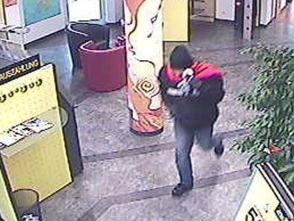 Eine Stunde nach dem Banküberfall wurde der 35-Jährige festgenommen. Eine Stunde nach dem Banküberfall wurde der 35-Jährige festgenommen.