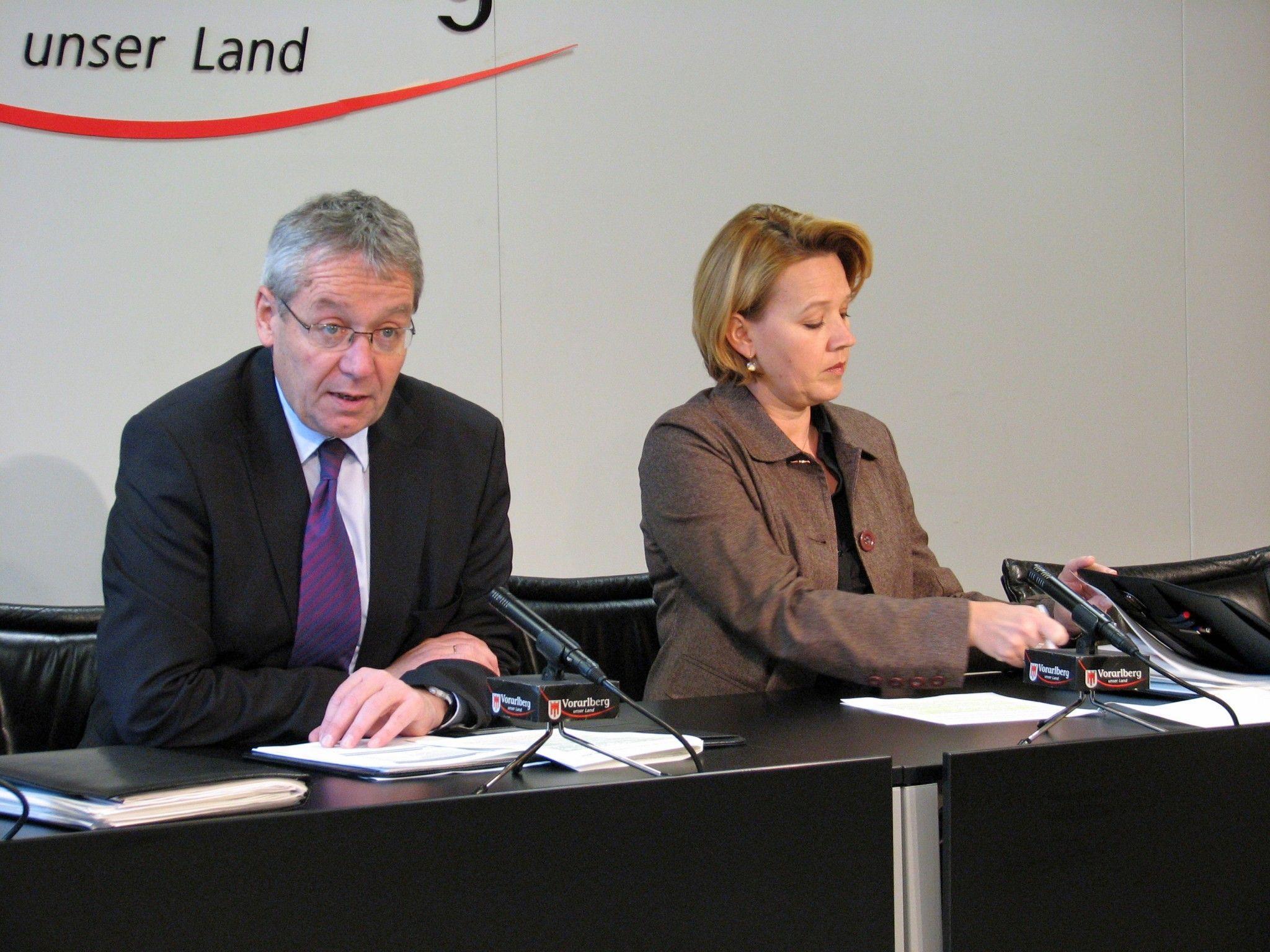LSth. Rüdisser und LR Kaufmann präsentierten im Pressefoyer die Straßenbau- und Hochbau-Schwerpunkte 2013