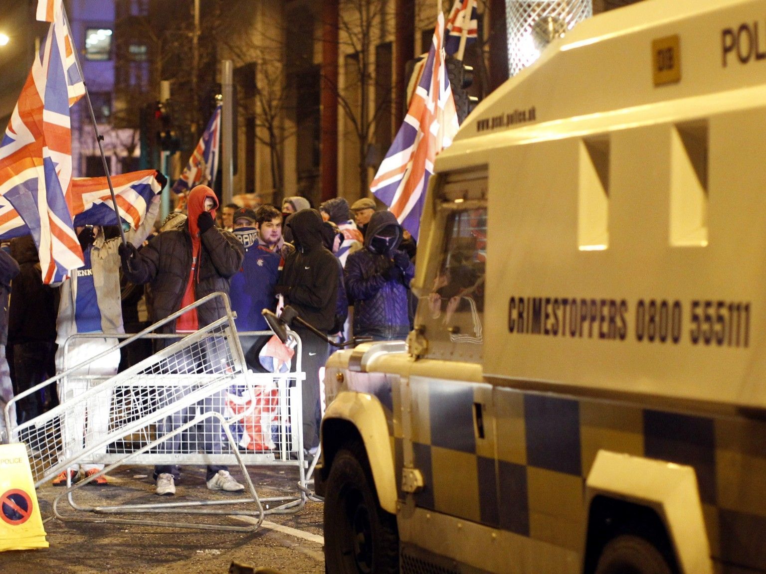 Zeugen: Demonstranten werfen Steine und Flaschen auf Polizisten. Zeugen: Demonstranten werfen Steine und Flaschen auf Polizisten.