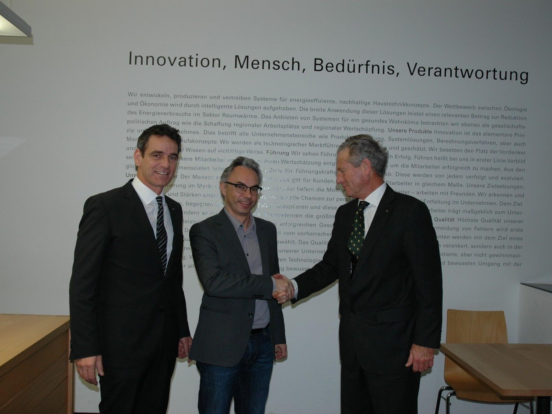 Jean Robert Grellet (Geschäftsleitung Walter Bösch GmbH & Co KG) und Christof Drexel (Geschäftsleitung Drexel und Weiss) freuen sich, gemeinsam mit Peter Böhler (Geschäftsbereichsleiter bösch lüftung), über das gelungene Kooperationsabkommen.