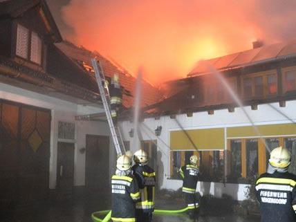 Der Dachstuhlbrand in Bad Fischau rief mehrere Feuerwehren auf den Plan.