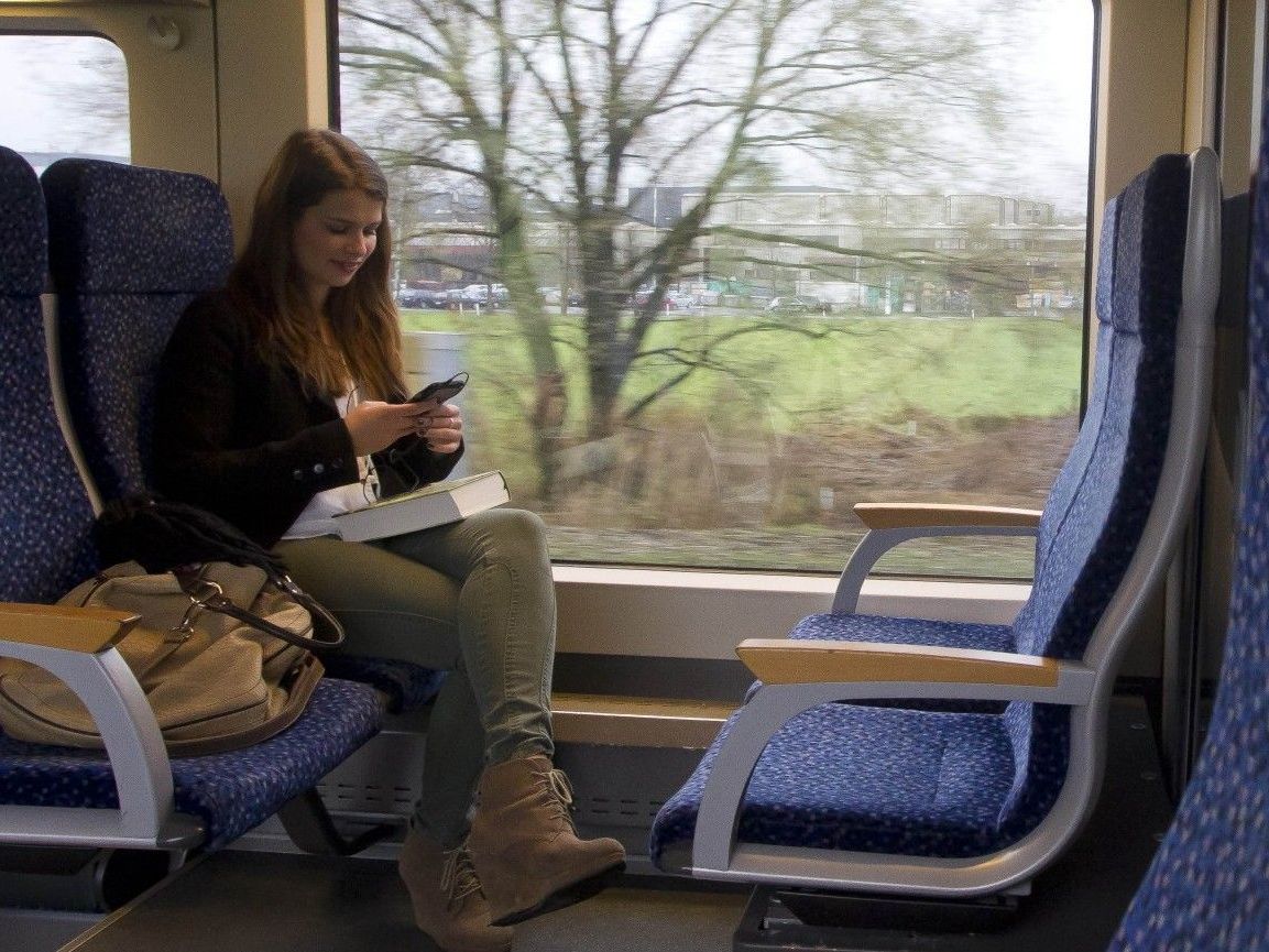 Mit dem Jobticket dürfen Firmen ihren Mitarbeitern den Umstieg auf Bus und Bahn schmackhaft machen. Mit dem Jobticket dürfen Firmen ihren Mitarbeitern den Umstieg auf Bus und Bahn schmackhaft machen.