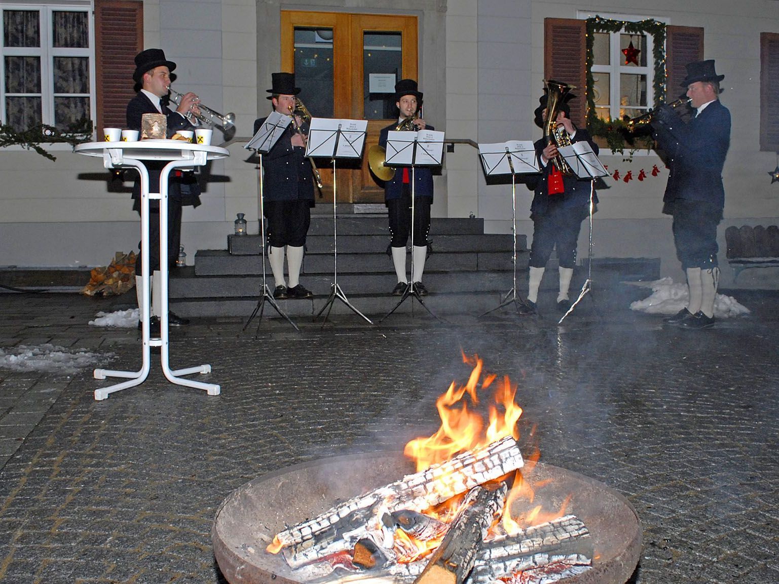 Ein Bläserensemble der Trachtenkapelle Gantschier umrahmte die Adventfensteröffnung in Schruns musikalisch. Ein Bläserensemble der Trachtenkapelle Gantschier umrahmte die Adventfensteröffnung in Schruns musikalisch.