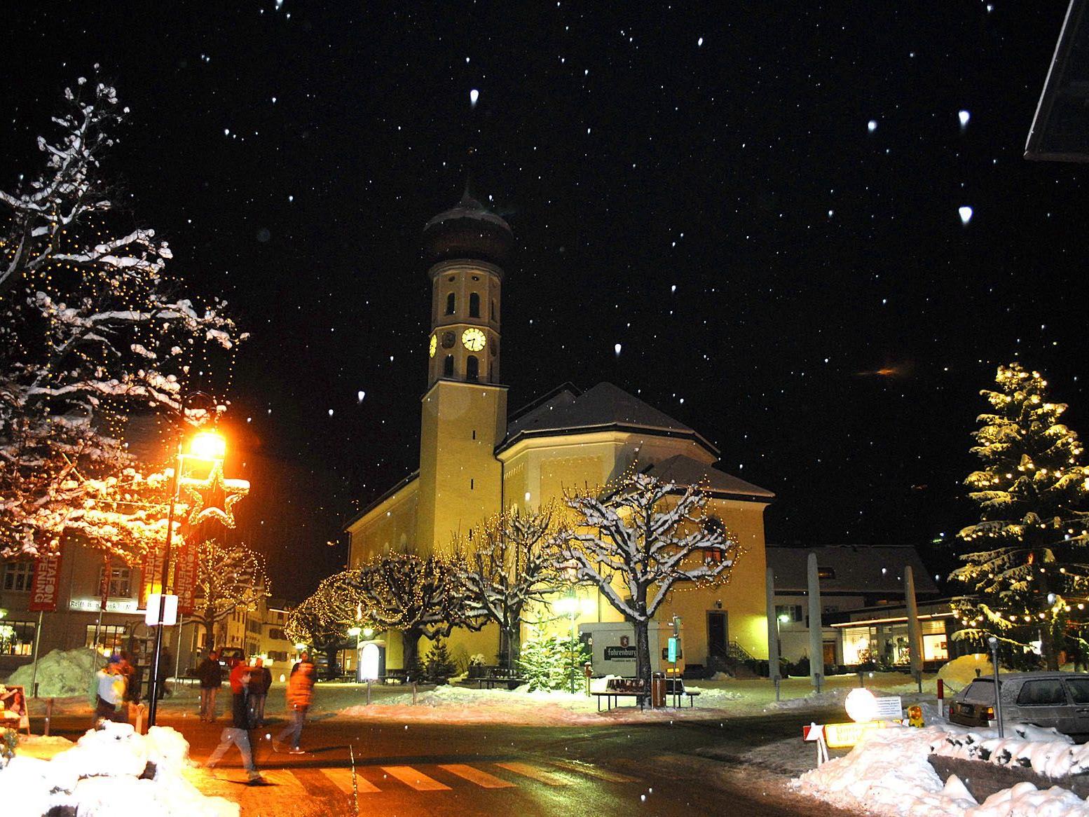 Die Pfarrkirche St. Jodok in Schruns am Freitag, dem 7. Dezember 2012, abends