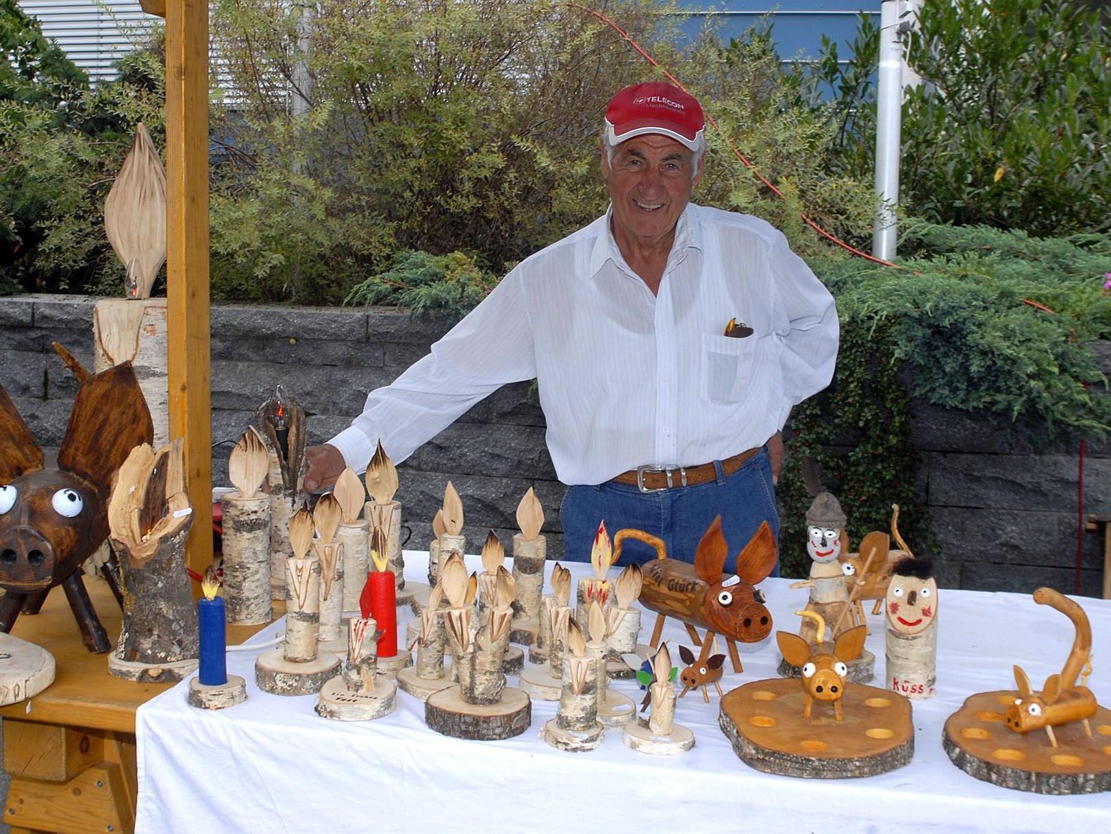 Beim Dorfmarkt in Vandans verkaufte Toni Gaiser Eigenerzeugnisse aus Holz.