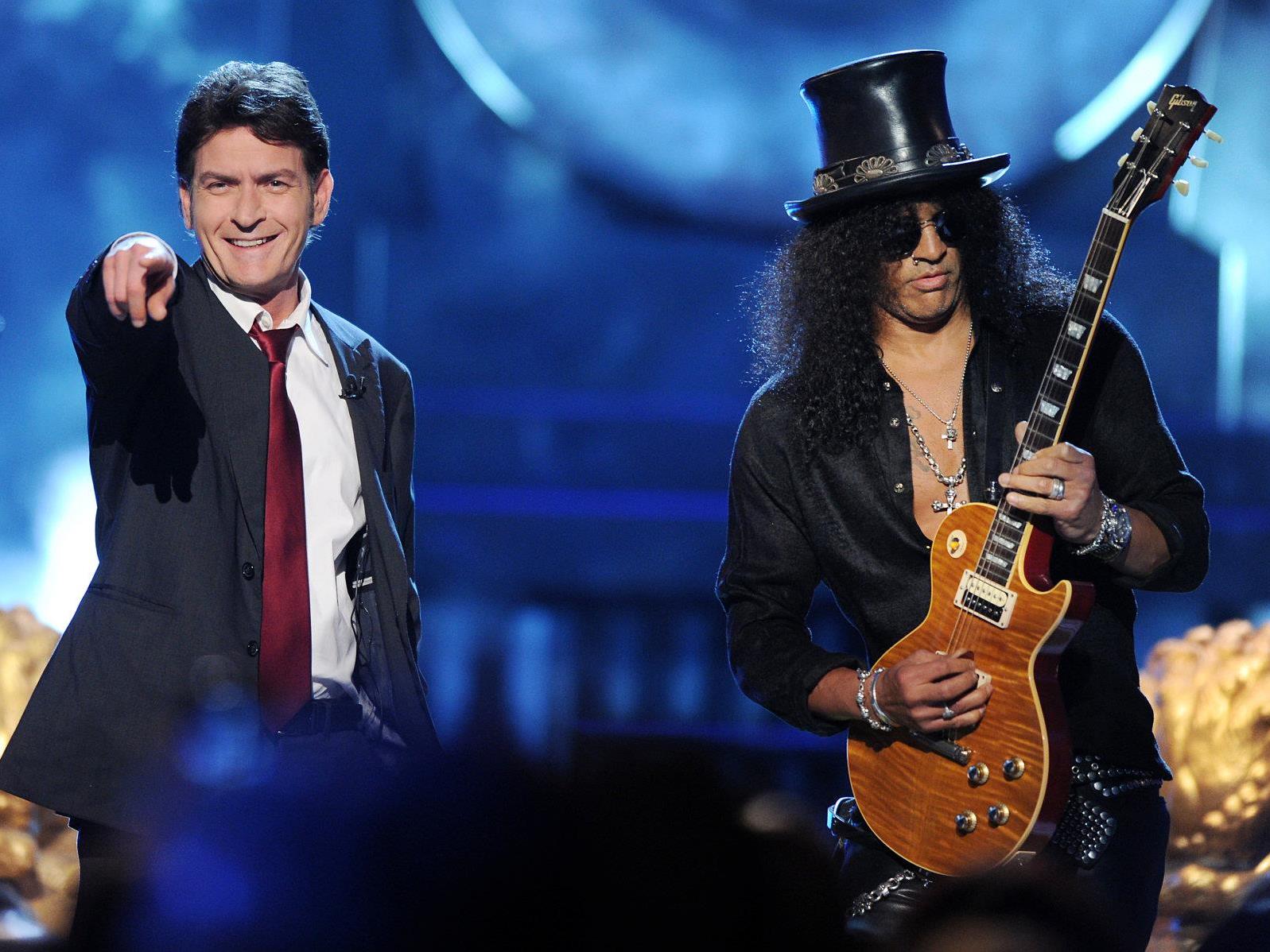 Charlie Sheen (hier bei "Comedy Central Roast" mit Slash) zeigt in letzter Zeit verstärkt seine Großzügigkeit. Charlie Sheen (hier bei "Comedy Central Roast" mit Slash) zeigt in letzter Zeit verstärkt seine Großzügigkeit.