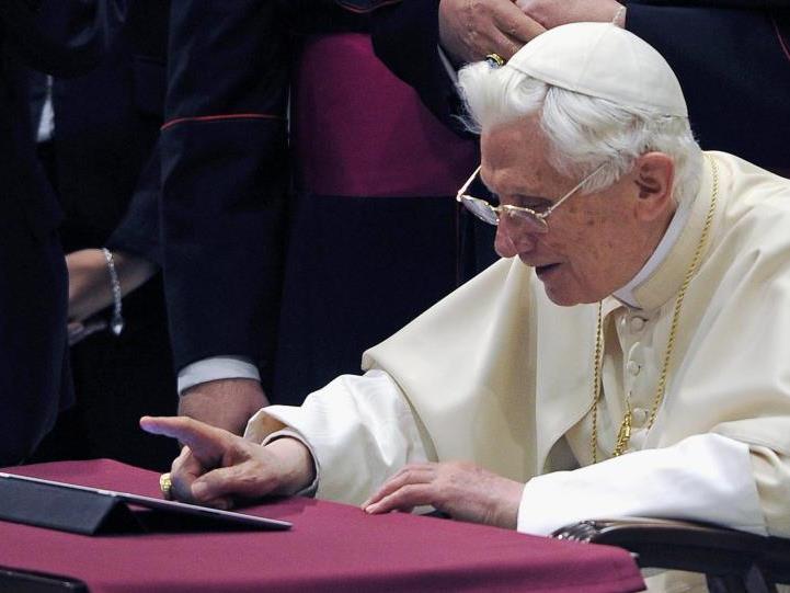Per Knopfdruck sendet der Papst den ersten Tweet eines katholischen Kirchenoberhauptes.