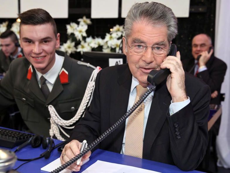 Auch Bundespräsident Heinz Fischer sammelte an Weihnachten Spenden für "Licht ins Dunkel". Auch Bundespräsident Heinz Fischer sammelte an Weihnachten Spenden für "Licht ins Dunkel".