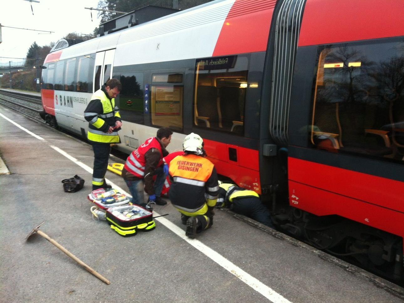 Aus unbekannter Ursache wurde eine Frau zwischen einem Zug und dem Bahnsteig eingeklemmt.