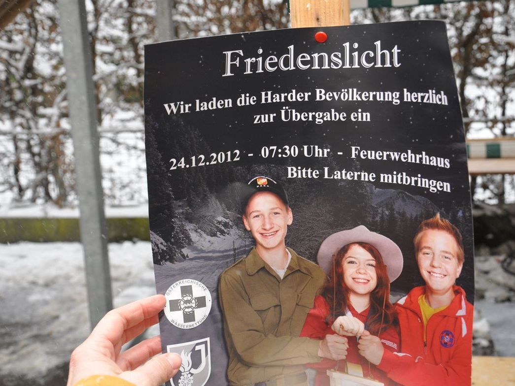 Die Jugendorganisationen verteilen das Friedenslicht. Die Jugendorganisationen verteilen das Friedenslicht.