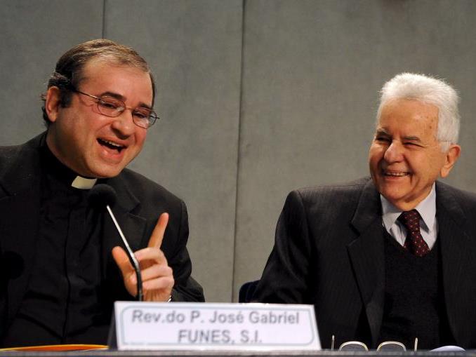 Der Vatikanische Chefastronom Funes (links) sieht keine Gefahr für die Erde.