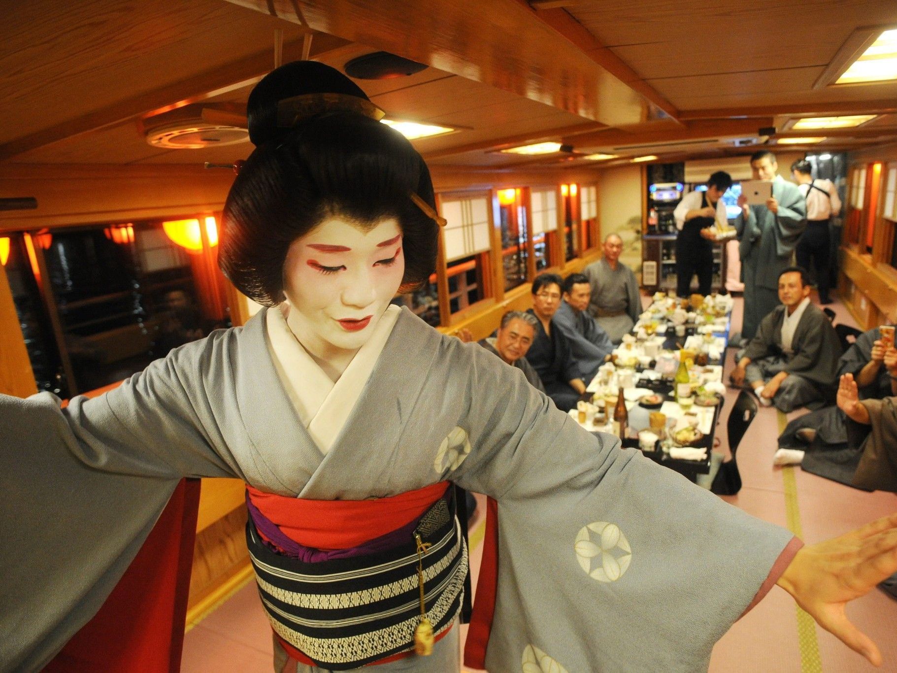 Seit seinem zehnten Lebensjahr arbeitet Eitaro als Geisha. Seit seinem zehnten Lebensjahr arbeitet Eitaro als Geisha.