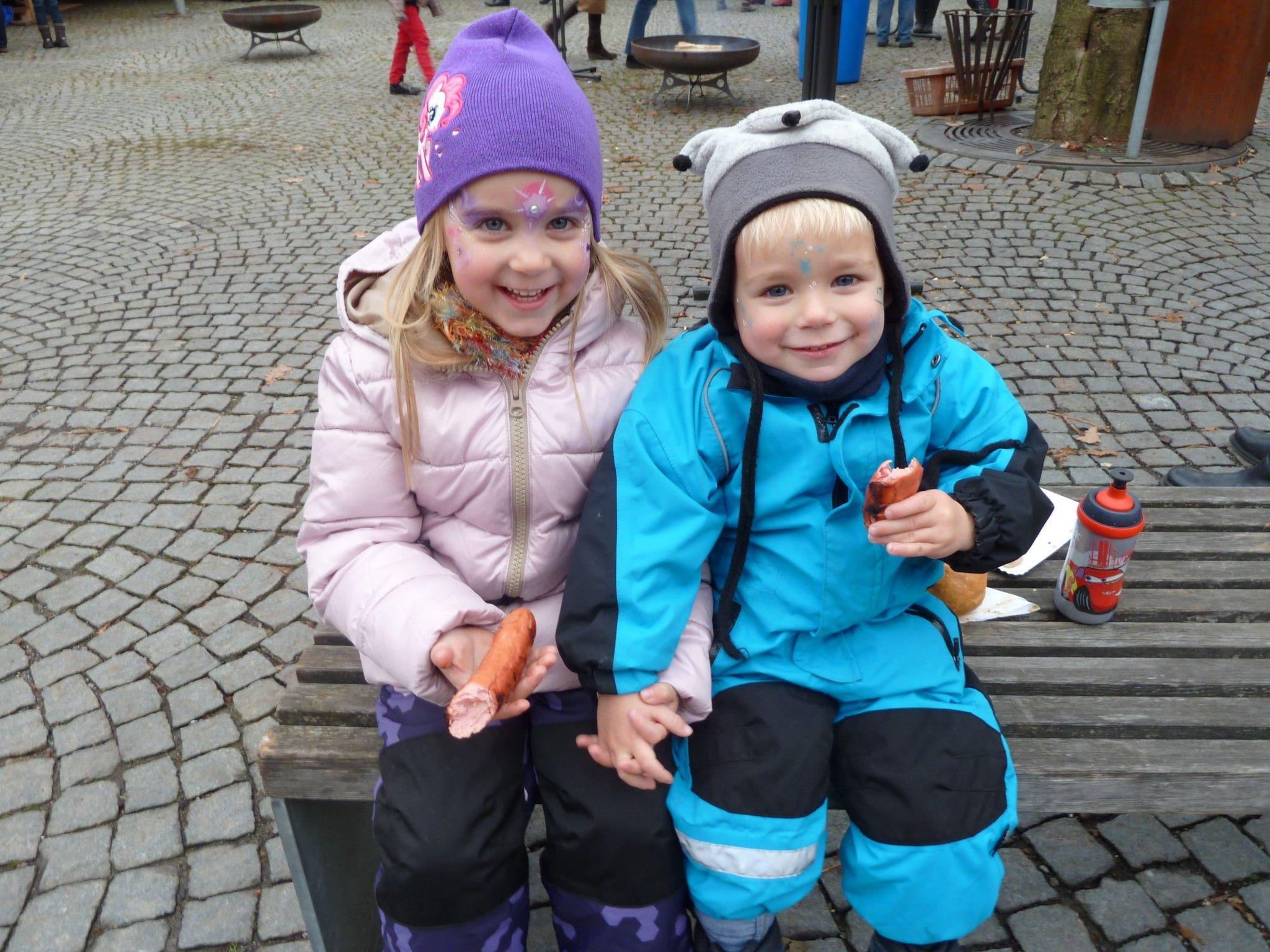 Auch Lena und Felix statteten dem Adventmarkt gerne einen Besuch ab.