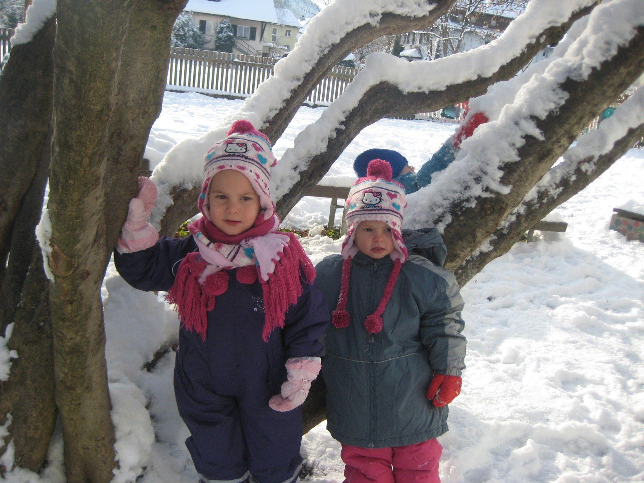 Herumtollen im Schnee ist auch im Garten vom Kinderhaus Altach angesagt.