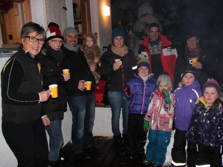 Bei der Metzgerei Graninger wurde hinter dem Haus eine Schneebar errichtet. Ein Anziehungspunkt für Groß und Klein. Bei der Metzgerei Graninger wurde hinter dem Haus eine Schneebar errichtet. Ein Anziehungspunkt für Groß und Klein.