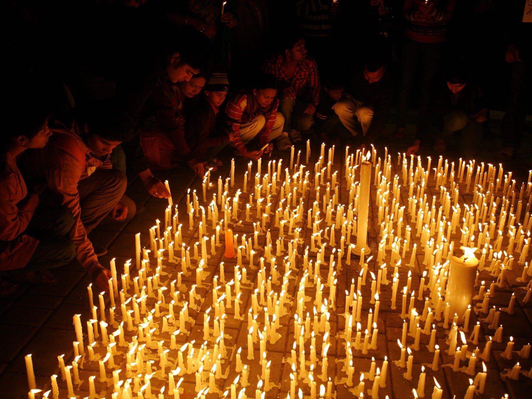 Trauernde trafen sich zu friedlichen Demonstrationen in zahlreichen großen Städten Indiens.