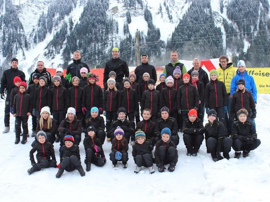 Die Kinder mit der neuen Bekleidung, die Sponsoren, die Langlauf-Trainer und Obmänner der Wintersportvereine Schoppernau und Au.