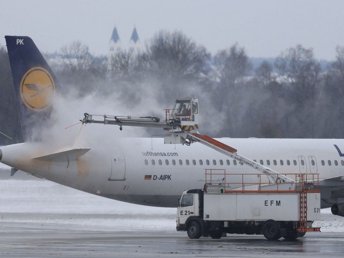 Sprecher: Bis zu Mittag nur ein Flug aus Hamburg gestrichen. Sprecher: Bis zu Mittag nur ein Flug aus Hamburg gestrichen.